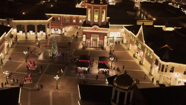 クリスマスの装飾と照らされた松と驚くべき小さな広場 — ストック動画