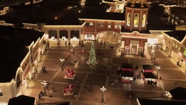 Wunderschöner gemütlicher Platz mit beleuchtetem Tannenbaum mit Weihnachtsdekoration — Stockvideo