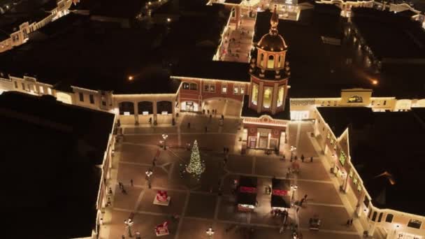 Belle petite place avec sapin illuminé avec décorations de Noël — Video