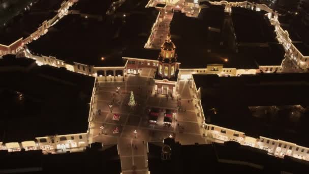조명된 장식된-소나무 겨울 저녁에 귀여운 광장의 하늘 보기. — 비디오