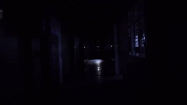 Dizi flaş ışığı duvarlarından yansıtılıyor karanlık corirdor bakış.