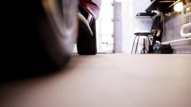 Garaj kırmızı topuklu giyen kadın arabadan alır da tıpış.