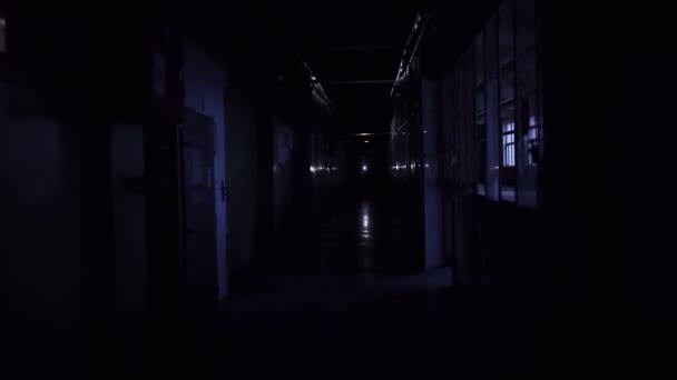 Камера показывает темный коридор с серией вспышек света, отражающихся от стен — стоковое видео