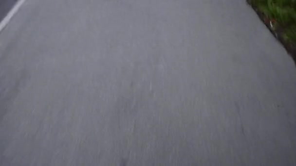 La personne court sur le trottoir avec une caméra et prend la vidéo avec une poignée de main .