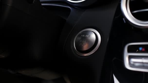 Innen im Auto Frauenhand Knopf des Motors drücken, anhalten, starten. — Stockvideo