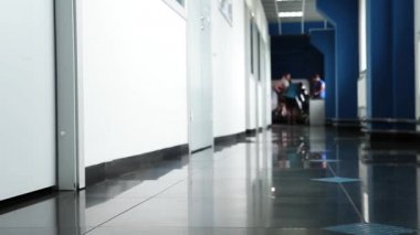 Siyah ayakkabı koridor karanlık mermer katta yürüyüş arkasında genç kadın.