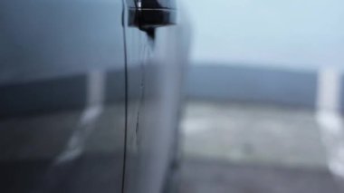 Siyah deri eldiven tutarak elinde yapabilirsiniz açacağı isabeti ve çizikler arabanın kapısını.