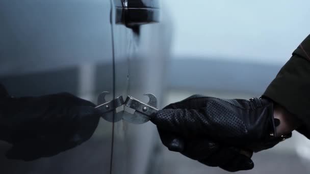 Ręka w czarne skórzane rękawice gospodarstwa można do otwierania sprawia, że otwór w powierzchni drzwi samochodu. — Wideo stockowe