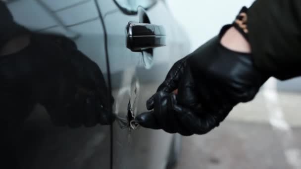 Mani in pelle nera guanto di tenuta può apriscatole facendo grande buco nella porta dell'auto . — Video Stock