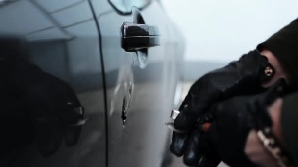 Womans hands in black gloves hold can opener, hit and scratch car door. — Stock Video