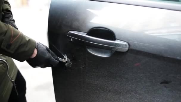 Frau Mit Jacke Und Schwarzen Lederhandschuhen Und Dünnem Metallstab Mit — Stockvideo