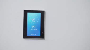 Elektronik pad gösteren saat ve tarih bilgilerini dikdörtgen şeklinde