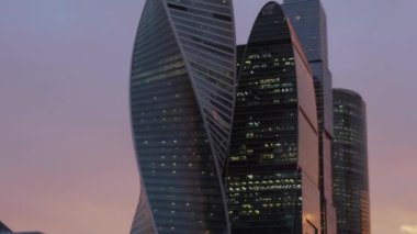 Güzel gökdelenler uluslararası iş merkezi şehir alacakaranlıkta Moskova'da.