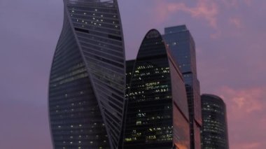 Yeni uluslararası iş merkezi şehir Moskova'da gökdelenler alacakaranlıkta