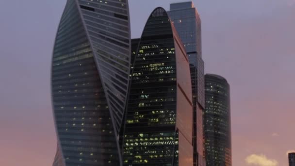 Amazing хмарочосів Міжнародний бізнес центр міста в сутінки в Москві — стокове відео