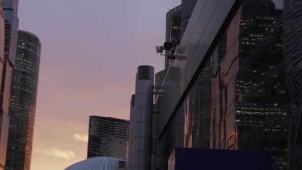 Хмарочоси Міжнародний бізнес центр міста в сутінки, Москва. — стокове відео