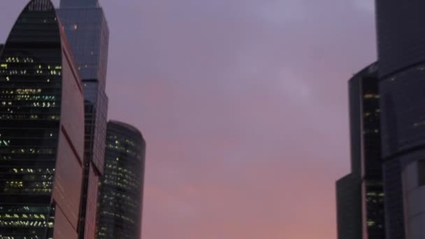 ロシアのモスクワで夕暮れ国際ビジネス センター都市のクールな風景 — ストック動画