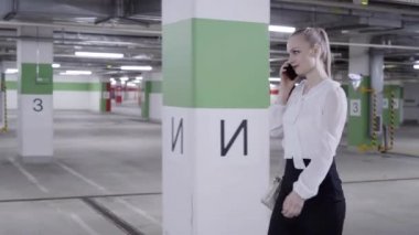 Beyaz gömlek ve siyah etek undeground Park yerinde sevimli beyaz kadın