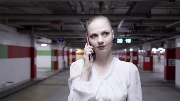 Veiw spaceru Kobieta w białej koszuli i czarnej spódnicy undeground parkingu — Wideo stockowe