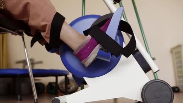 Nogi są pedałowania ergometru cyklu jak ćwiczenia do fitness badania w szpitalu. — Wideo stockowe