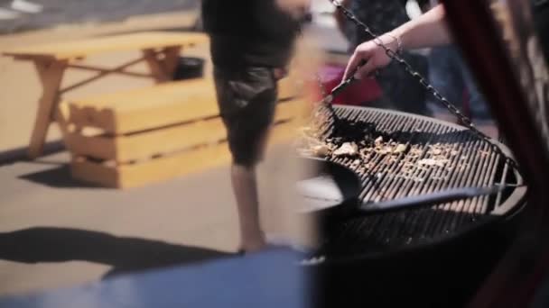 Male Cooker professioneel friet vlees op grote Grill in open-air restaurant — Stockvideo