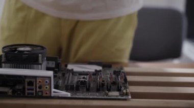 Mans eller anakart üzerinde yuvaları birkaç USB-portları bağlanıyor.