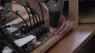 Mans elleri ahşap tahta için anakart bağlamak için elektronik vida sürücüsü kullanın