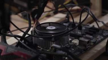 Ahşap masada anakart bağlı dönen izole modern soğutucu.