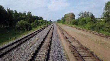 Boş uzun Demiryolları çalılar ve ağaçlar yeşil hattı boyunca layng harika görünümü