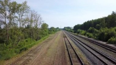 Çalılar ve ağaçlar yeşil hattı boyunca döşeme boş uzun demiryolu drone görünümü
