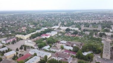 Yüksek binalar, ağaçlar ve yollar bol büyük şehir nefes kesen gökyüzü görünümü