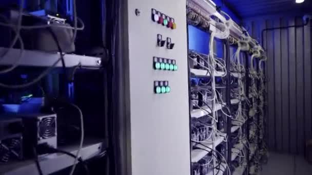 Chambre spéciale avec des dizaines de fermes minières crypto-monnaie pendant le processus de travail — Video