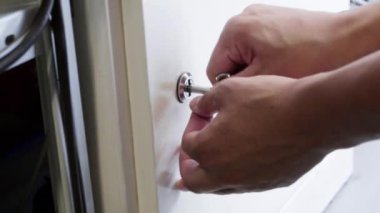 Man eller elektrik güç kaynağı kabine açıyoruz madencilik çiftlikleri Oda.
