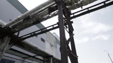 Endüstriyel boru hatları dışında ve büyük bitki bina toprakları etrafında döşenmesi.