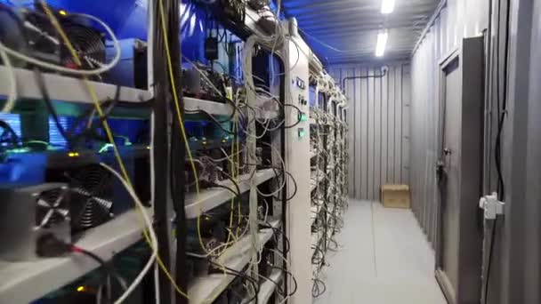 Sala de servidor moderna para fazendas de mineração de bitcoins com resfriadores instalados em prateleiras . — Vídeo de Stock