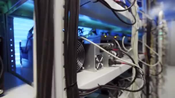 Sala de servidores para granjas mineras de criptomonedas con refrigeradores instalados en estantes . — Vídeos de Stock