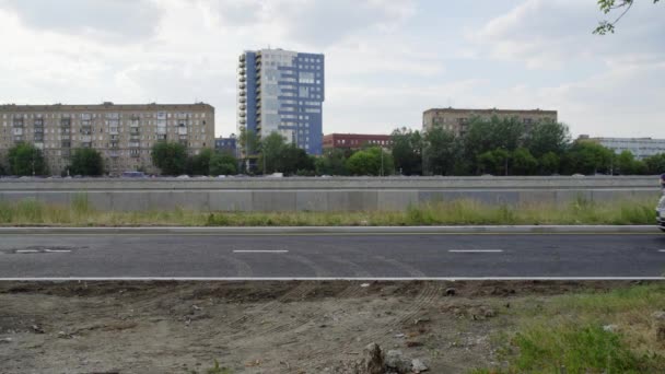 Dagsljus utsikt över stadsområdet med plötsligt stoppa bil på betong väg. — Stockvideo