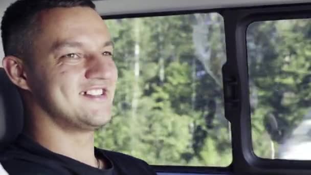 Face of attractive brunette young man in black t-shirt speaks looking away. — Stock Video