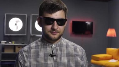 Man blogger büyük bitcoin gösterir, ovuşturuyor, ısırır ve kamera önünde bırakır