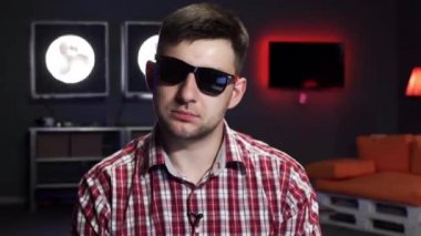 Güneş gözlüğü ile Kafkas sakallı adam onun vardı döner ve duygusal konuşuyor