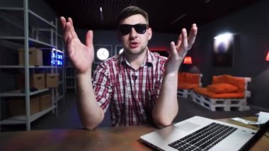 Sakallı çekici adam kamera konuşuyor ve para dolu cüzdan atar