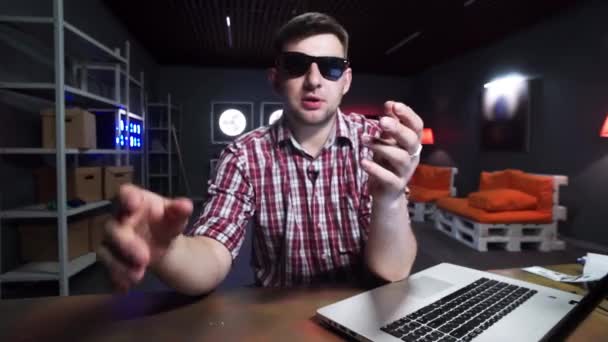 Young cute man with sunglasses demonstrates old black leather wallet with money — Stockvideo