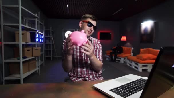 Netter bärtiger Mann mit Sonnenbrille hält Plastikschwein und tanzt vor der Kamera — Stockvideo
