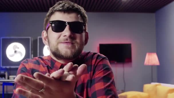 Bearded Guy spreekt en dynamisch klappen in de kamer met verlichte koelers — Stockvideo