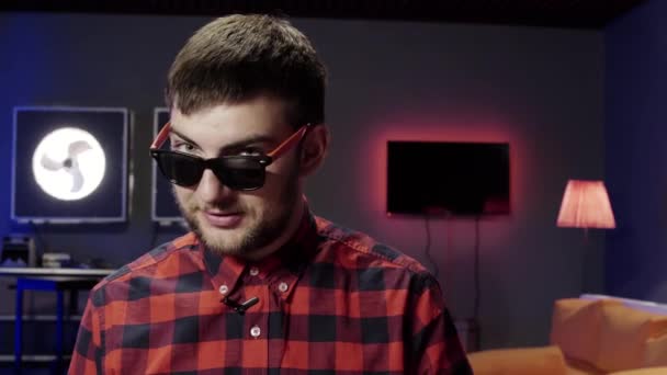 Netter grauäugiger Typ mit Sonnenbrille spricht, tanzt und zwinkert in die Kamera — Stockvideo