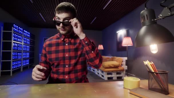 Entzückender grauäugiger Typ mit Bart setzt Sonnenbrille auf und zwinkert in die Kamera — Stockvideo