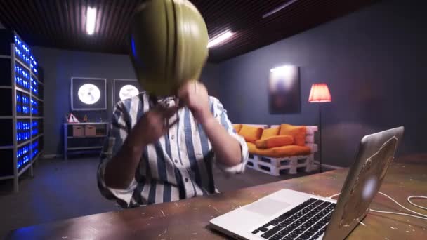 Funny bearded man with sunglasses puts on green safety construction helmet. — Stock Video