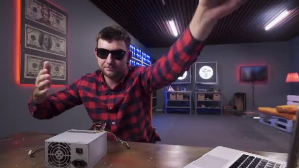 Bebaarde kerel klom naar de camera met doos van de voeding met koeler zet op Bureau. — Stockvideo