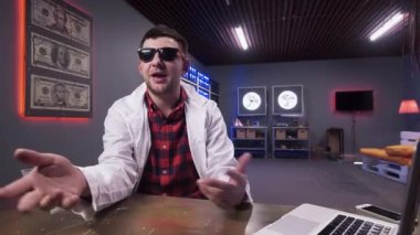 Boş zarflar beyaz laboratuvar önlüğü giyen güneş gözlüğü ile genç sakallı adam üzerine düşmek