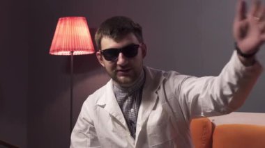 Sakallı, güneş gözlüğü ve laboratuvar önlüğü giyen akıllı görünümlü adam her şeyi açıklıyor.